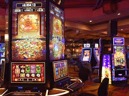 mmgame အွန်လိုင်း စလော့ ဂိမ်းမျက်နှာပြင် မြန်မာကစားသူ MMK ဖြင့် ကစားနေသောမြင်ကွင်း